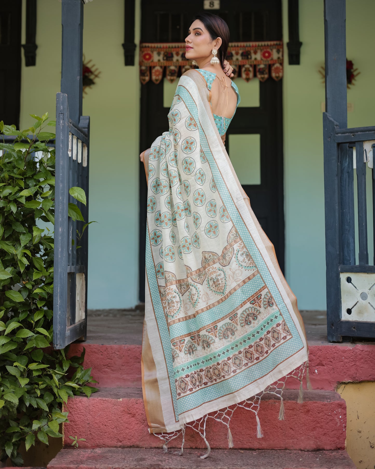 Geometric Grace Pure Linen Saree With Tassels.