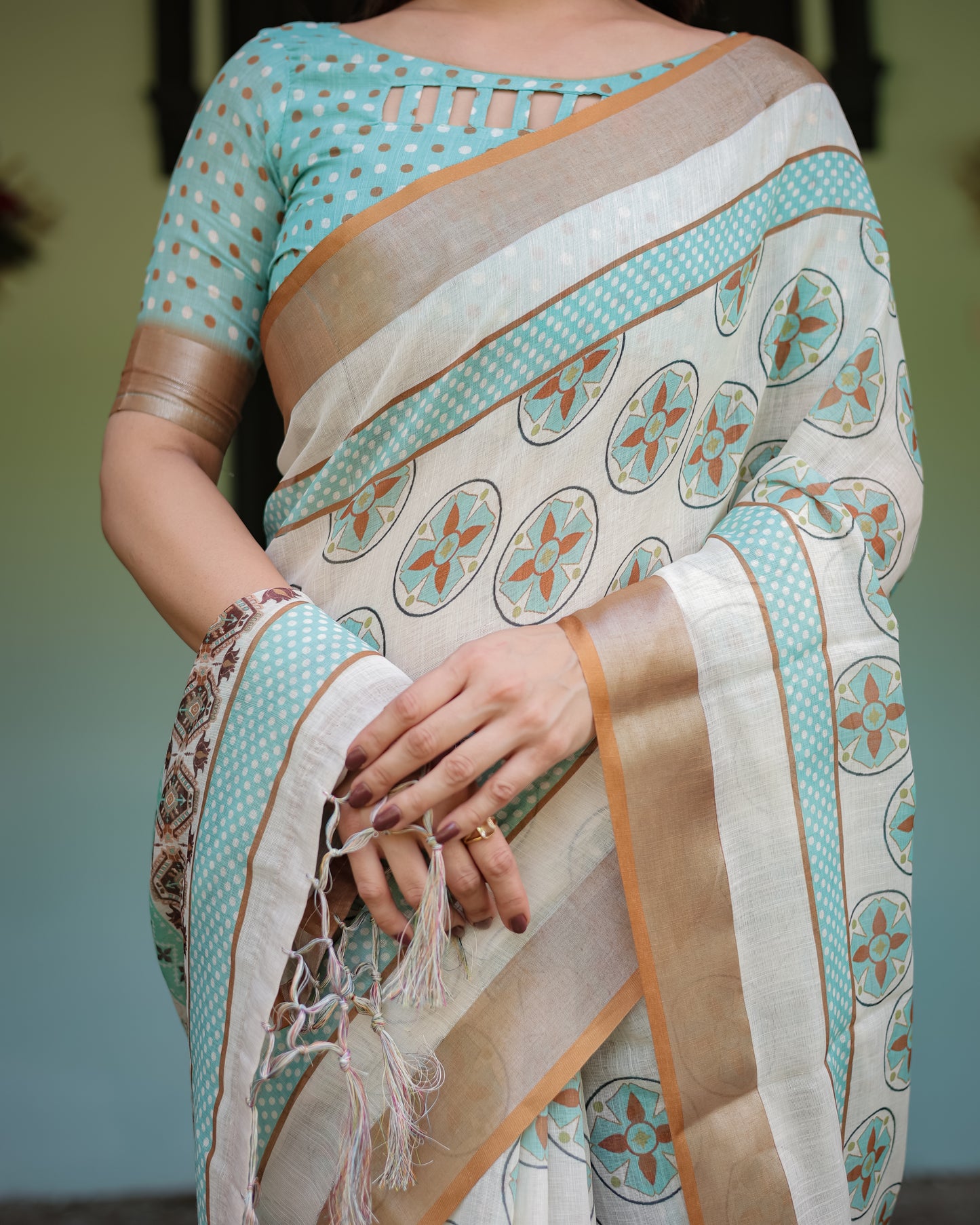 Geometric Grace Pure Linen Saree With Tassels.