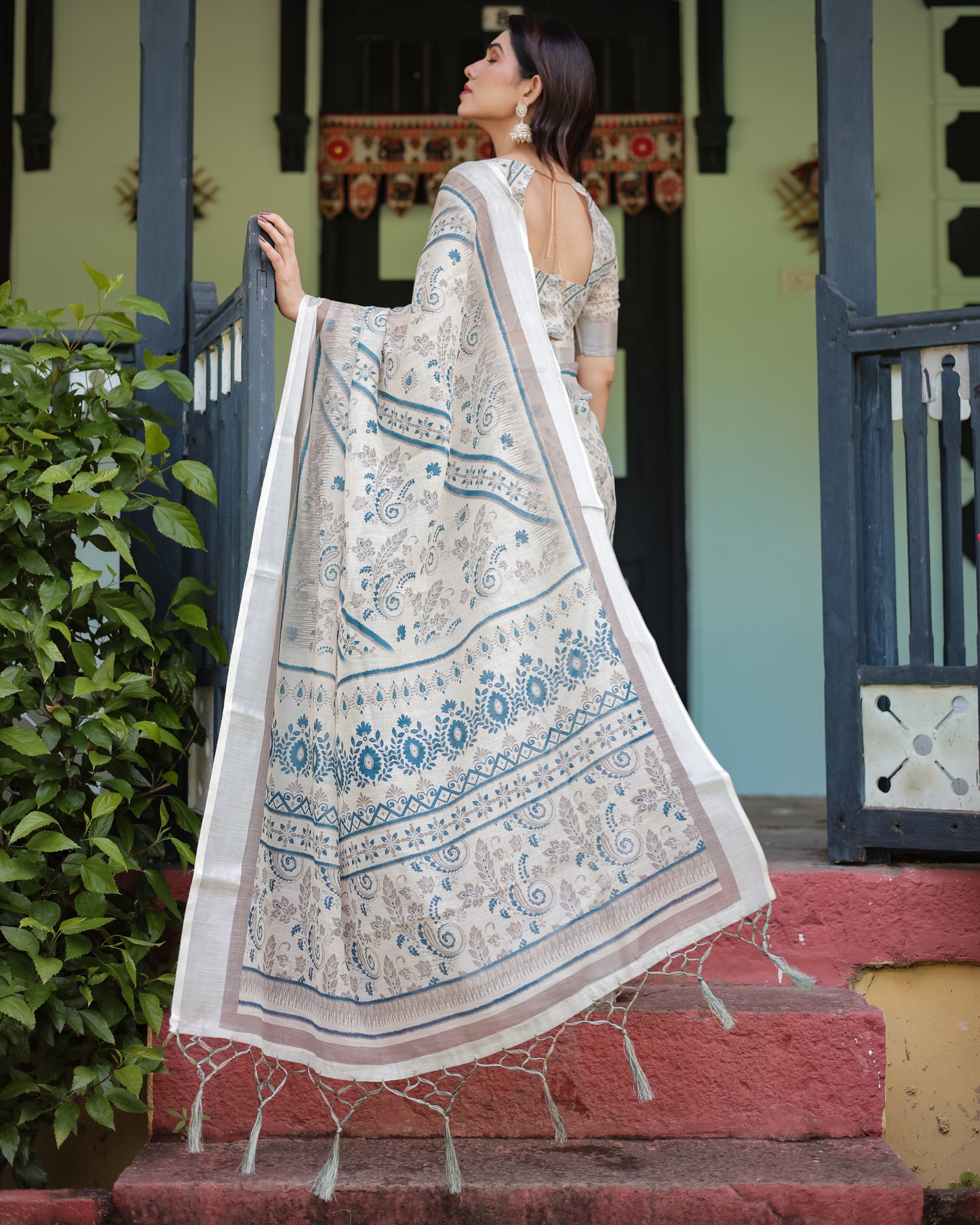 Elegant Blue Charm Pure Linen Saree With Tassels.