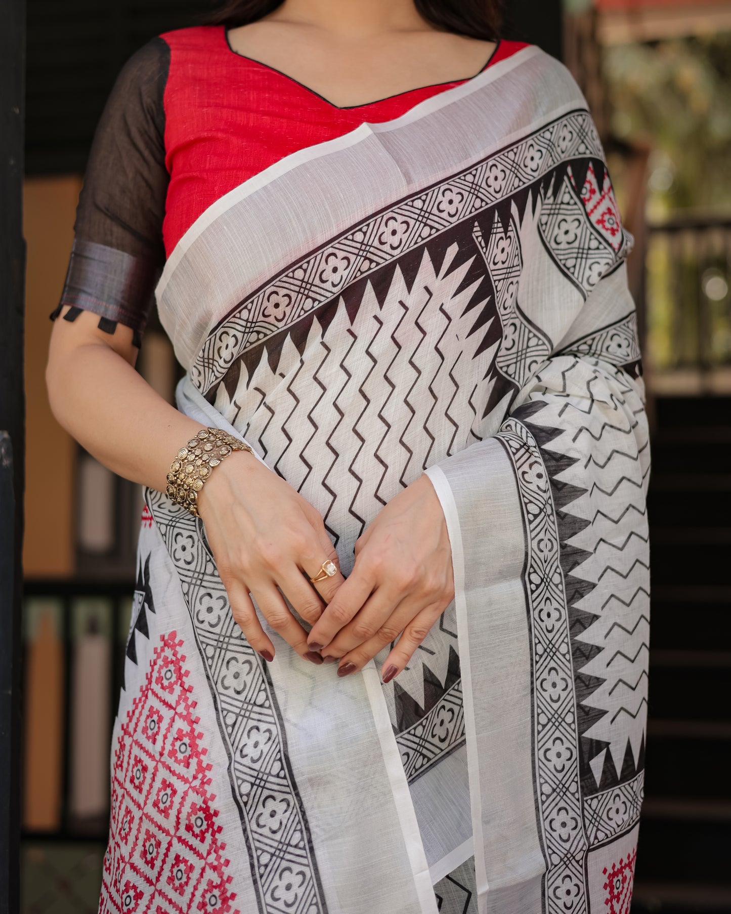 Mono Chrome Glamour Pure Linen Saree with Tassels.