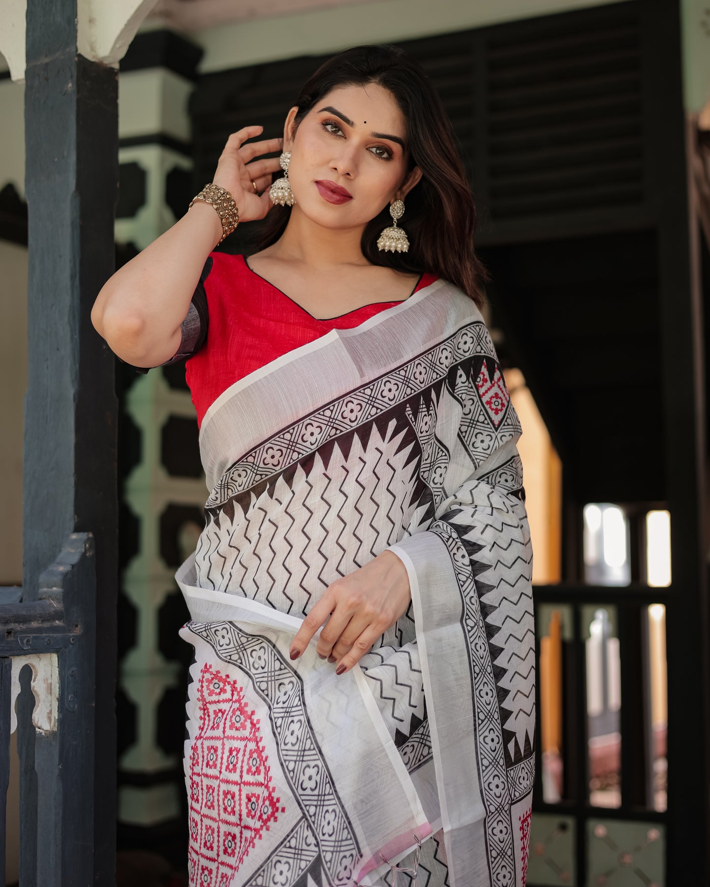 Mono Chrome Glamour Pure Linen Saree with Tassels.