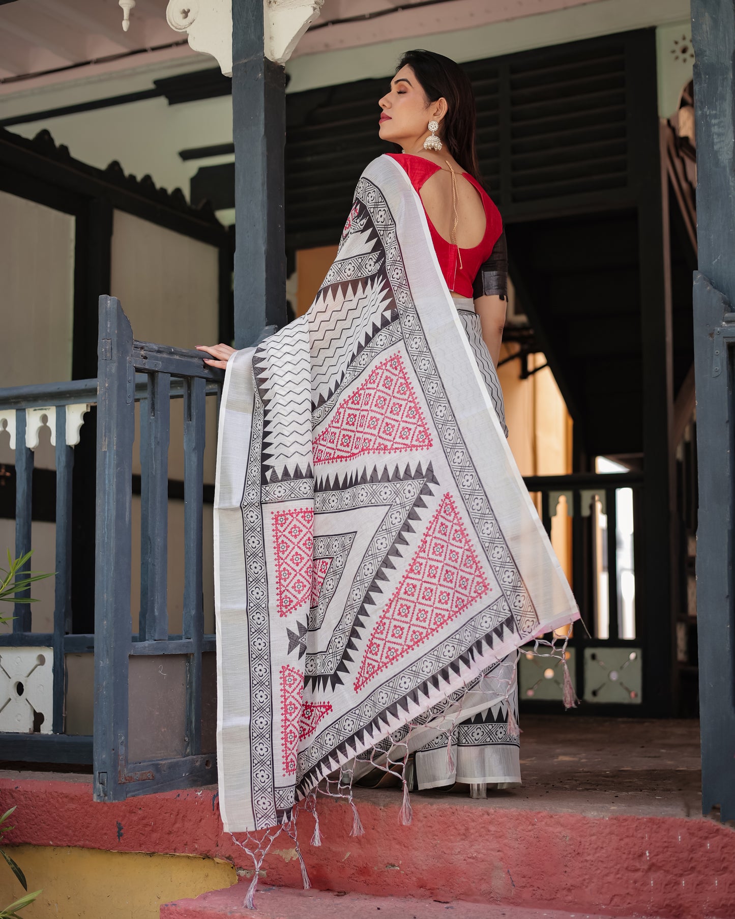Mono Chrome Glamour Pure Linen Saree with Tassels.