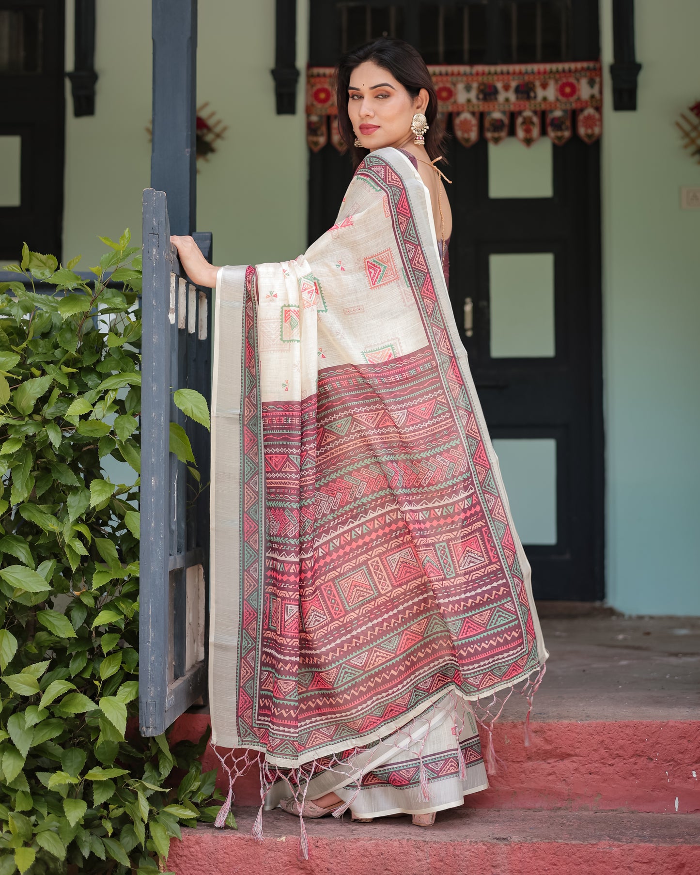 Geometric Splendor Pure Linen Saree With Tassels.