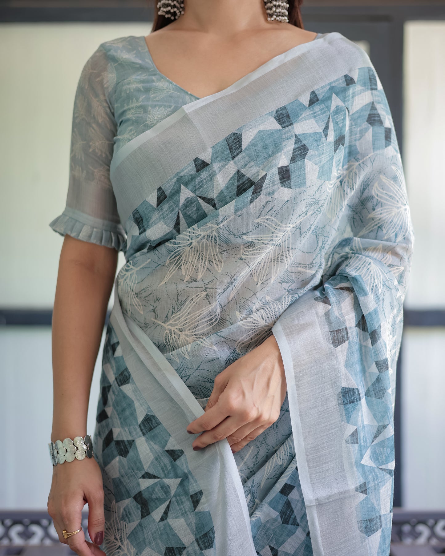 Ocean Breeze Linen Soft, Breathable & Effortlessly Stylish Saree.