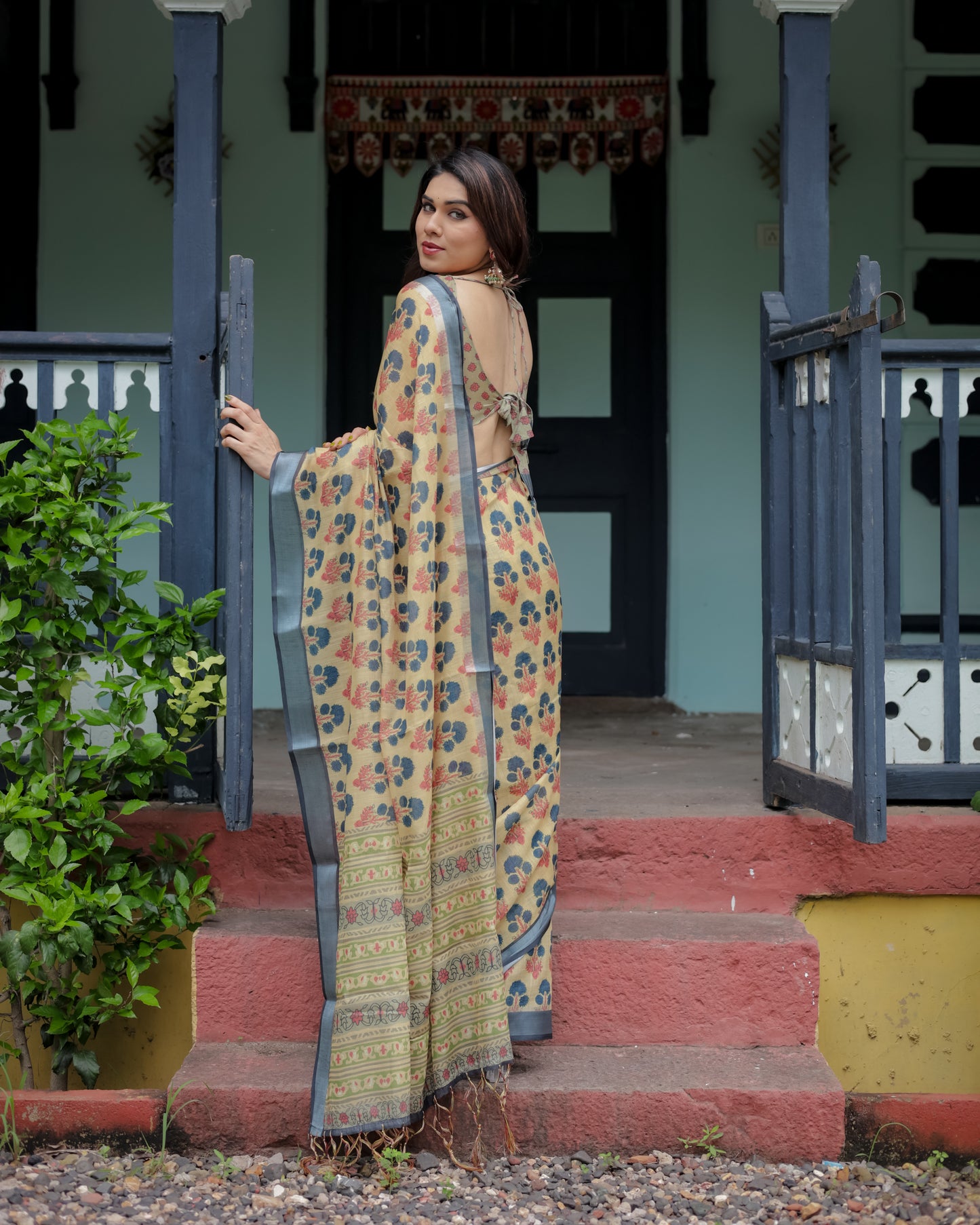 Classic Charm Pure Linen Saree with Tassels.