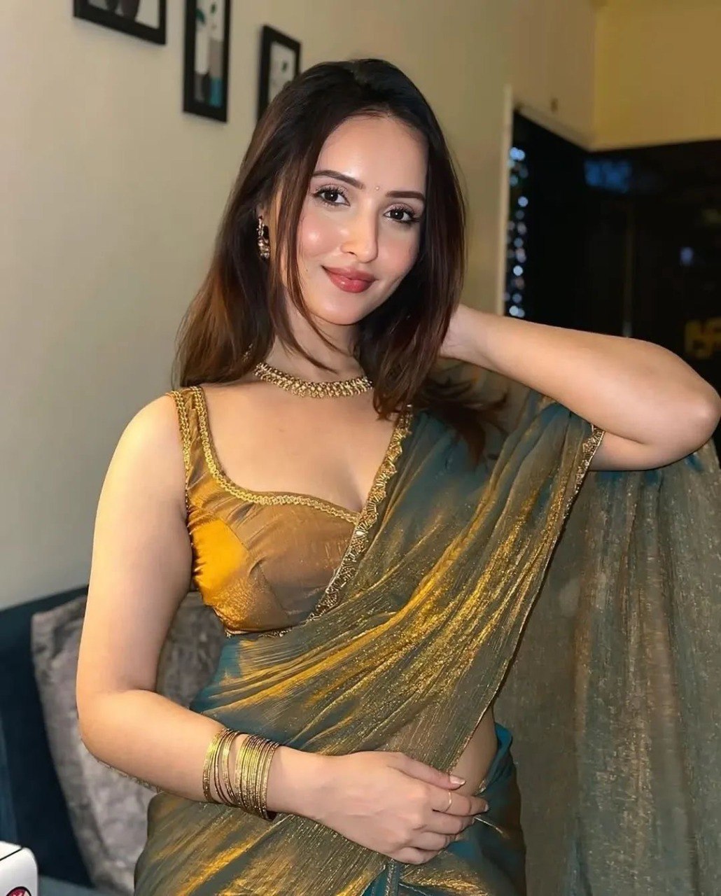 Most Latest Trendy Designer Two Tone Saree Collection.
