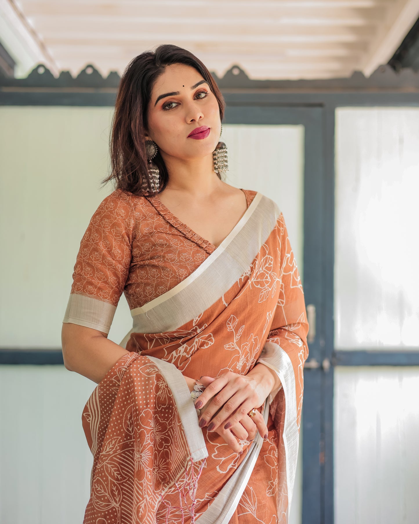Earthy Elegance Pure Linen Saree with Tassels.