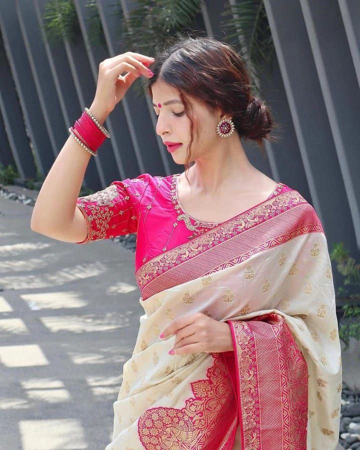 Premium Looking Banarasi Lichi silk saree